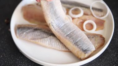 Ringa fileto balığı taze deniz ürünleri porsiyon doğal ürün lezzetli çerez lezzetli gurme yemek arkaplan masa üzerinde rustik üst görünüm fotokopi alanı pesseeter diyet