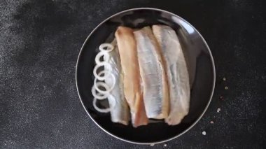 Ringa fileto balığı taze deniz ürünleri porsiyon doğal ürün lezzetli çerez lezzetli gurme yemek arkaplan masa üzerinde rustik üst görünüm fotokopi alanı pesseeter diyet