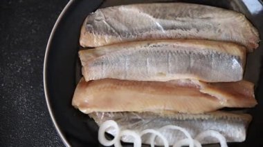 Ringa fileto balığı taze deniz ürünleri porsiyon doğal ürün lezzetli çerez lezzetli gurme yemek arkaplan masa üzerinde rustik üst görünüm fotokopi alanı pesseeter diyet