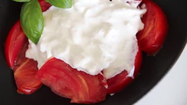 Salata strachatella ve domates porsiyonu. Doğal ürün. Lezzetli çerezler.