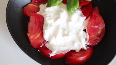 Salata strachatella ve domates porsiyonu. Doğal ürün. Lezzetli çerezler.