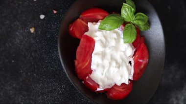 Salata strachatella ve domates porsiyonu. Doğal ürün. Lezzetli çerezler.