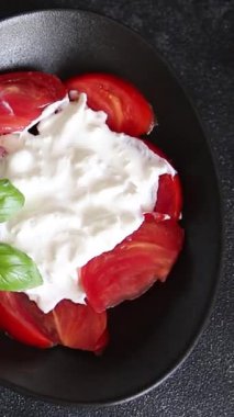 Salata strachatella ve domates porsiyonu. Doğal ürün. Lezzetli çerezler.