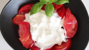 Salata strachatella ve domates porsiyonu. Doğal ürün. Lezzetli çerezler.