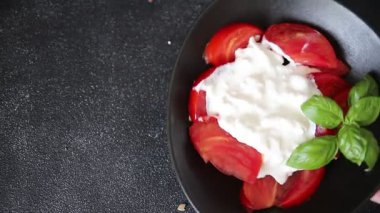 Salata strachatella ve domates porsiyonu. Doğal ürün. Lezzetli çerezler.