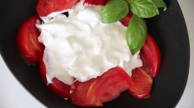 Salata strachatella ve domates porsiyonu. Doğal ürün. Lezzetli çerezler.