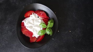 Salata strachatella ve domates porsiyonu. Doğal ürün. Lezzetli çerezler.