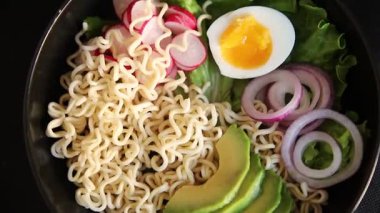 Vejetaryen erişte kasesi avokado, erişte, yumurta, sebze lezzetli aperatif lezzetli lezzetli gurme yemek arkaplan masa üzerinde rustik gıda fotokopi alanı keto ve paleo diyet vejetaryen gıda