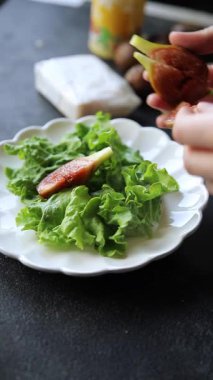 Salata inciri, yumuşak peynir, yeşil yaprak marul lezzetli aperatif lezzetli lezzetli gurme yemek arkaplan masa üzerinde rustik gıda üst görünüm fotokopi alanı keto ve paleo diyet vejetaryen gıda