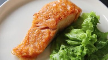 Somon balığı kızartması, ikinci çeşit deniz ürünleri, lezzetli atıştırmalıklar, lezzetli gurme yemek arkaplanı, yemek masası, kırsal yemek, fotokopi alanı, pezeteryan diyeti.