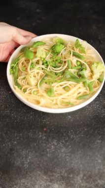 Spagetti sebzesi, bezelye, brokoli, çalı fasulyesi, kohlrabi vejetaryen makarna lezzetli makarna masanın üzerinde taze lezzetli gurme yemek.