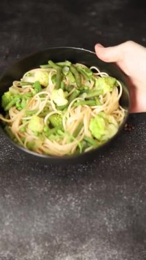 Spagetti sebzesi, bezelye, brokoli, çalı fasulyesi, kohlrabi vejetaryen makarna lezzetli makarna masanın üzerinde taze lezzetli gurme yemek.