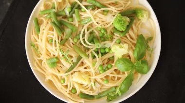 Spagetti sebzesi, bezelye, brokoli, çalı fasulyesi, kohlrabi vejetaryen makarna lezzetli makarna masanın üzerinde taze lezzetli gurme yemek.