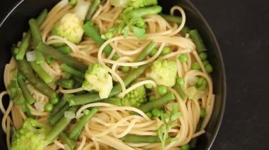 Spagetti sebzesi, bezelye, brokoli, çalı fasulyesi, kohlrabi vejetaryen makarna lezzetli makarna masanın üzerinde taze lezzetli gurme yemek.