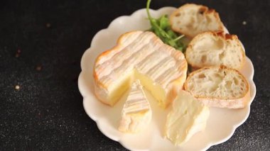 Yıkanmış kabuklu peynir portakal kabuklu yumuşak peynir Fransız peyniri lezzetli aperatif lezzetli gurme yemek arkaplanı masanın kırsal kesiminde fotokopi alanı.