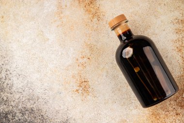 Balzamik sirke tatlı ve ekşi sos balzamik doğal ürün lezzetli aperatif lezzetli gurme yemek arka planı masanın kırsal kesiminde fotokopi alanı