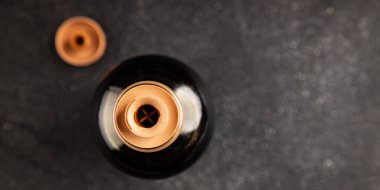 Balzamik sirke tatlı ve ekşi sos balzamik doğal ürün lezzetli aperatif lezzetli gurme yemek arka planı masanın kırsal kesiminde fotokopi alanı