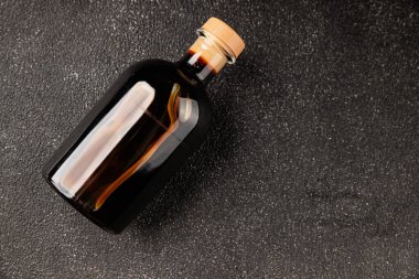 Balzamik sirke tatlı ve ekşi sos balzamik doğal ürün lezzetli aperatif lezzetli gurme yemek arka planı masanın kırsal kesiminde fotokopi alanı