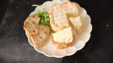 Yıkanmış kabuklu peynir portakal kabuklu yumuşak peynir Fransız peyniri lezzetli aperatif lezzetli gurme yemek arkaplanı masanın kırsal kesiminde fotokopi alanı.