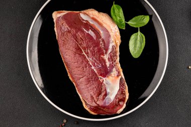 Ördek göğsü çiğ kümes hayvanı eti. Doğal ürün. Lezzetli atıştırmalıklar.