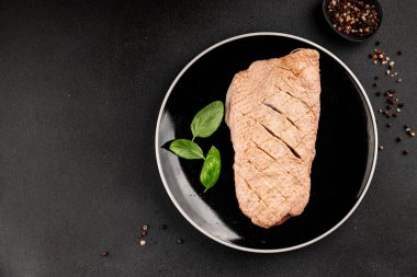 Ördek göğsü çiğ kümes hayvanı eti. Doğal ürün. Lezzetli atıştırmalıklar.