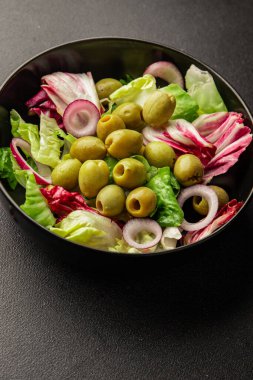 Salata zeytinleri, yeşil yapraklı marul, sebzeler... doğal ürünler... Lezzetli çerezler... Lezzetli yemekler...