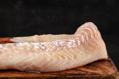 Fileto morina balığı deniz mahsulleri yaygın ling doğal ürün lezzetli aperatif lezzetli lezzetli gurme yemek arkaplan masa üzerinde rustik üst görünüm fotokopi alanı pesseeter diyet