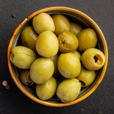 Yeşil zeytinler, çekirdeksiz doğal ürün turşusu. Lezzetli atıştırmalıklar. Lezzetli gurme yemek arkaplanı.