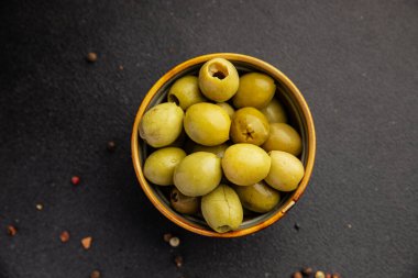 Yeşil zeytinler, çekirdeksiz doğal ürün turşusu. Lezzetli atıştırmalıklar. Lezzetli gurme yemek arkaplanı.