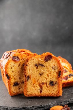 Meyveli kek tatlı meyveli pasta kurutulmuş meyveler, fındıklı geleneksel pişmiş yiyecekler doğal ürünler lezzetli çerezler lezzetli gurme yemek arkaplan masanın kırsal kesiminde fotokopi alanı