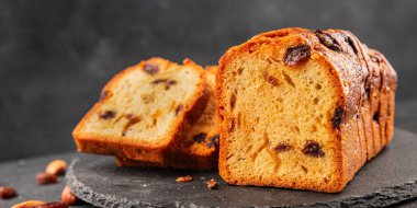 Meyveli kek tatlı meyveli pasta kurutulmuş meyveler, fındıklı geleneksel pişmiş yiyecekler doğal ürünler lezzetli çerezler lezzetli gurme yemek arkaplan masanın kırsal kesiminde fotokopi alanı