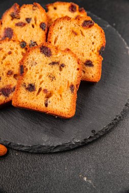 Meyveli kek tatlı meyveli pasta kurutulmuş meyveler, fındıklı geleneksel pişmiş yiyecekler doğal ürünler lezzetli çerezler lezzetli gurme yemek arkaplan masanın kırsal kesiminde fotokopi alanı