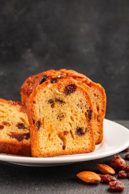 Meyveli kek tatlı meyveli pasta kurutulmuş meyveler, fındıklı geleneksel pişmiş yiyecekler doğal ürünler lezzetli çerezler lezzetli gurme yemek arkaplan masanın kırsal kesiminde fotokopi alanı