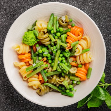 Trottole makarna sebzeler yeşil bezelye, yeşil fasulye, kohlrabi lahanası, brokoli ikinci yemek lezzetli çerez taze lezzetli gurme yemek arka planı masa kırsal gıda üst görünüm boşluk
