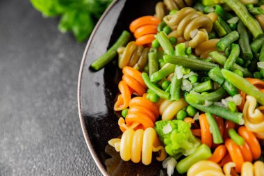 Trottole makarna sebzeler yeşil bezelye, yeşil fasulye, kohlrabi lahanası, brokoli ikinci yemek lezzetli çerez taze lezzetli gurme yemek arka planı masa kırsal gıda üst görünüm boşluk