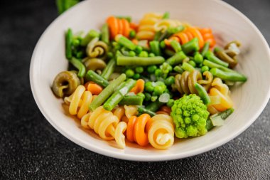 Trottole makarna sebzeler yeşil bezelye, yeşil fasulye, kohlrabi lahanası, brokoli ikinci yemek lezzetli çerez taze lezzetli gurme yemek arka planı masa kırsal gıda üst görünüm boşluk