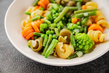 Trottole makarna sebzeler yeşil bezelye, yeşil fasulye, kohlrabi lahanası, brokoli ikinci yemek lezzetli çerez taze lezzetli gurme yemek arka planı masa kırsal gıda üst görünüm boşluk