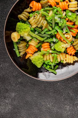 Trottole makarna sebzeler yeşil bezelye, yeşil fasulye, kohlrabi lahanası, brokoli ikinci yemek lezzetli çerez taze lezzetli gurme yemek arka planı masa kırsal gıda üst görünüm boşluk