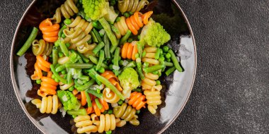 Trottole makarna sebzeler yeşil bezelye, yeşil fasulye, kohlrabi lahanası, brokoli ikinci yemek lezzetli çerez taze lezzetli gurme yemek arka planı masa kırsal gıda üst görünüm boşluk