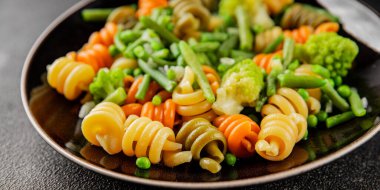 Trottole makarna sebzeler yeşil bezelye, yeşil fasulye, kohlrabi lahanası, brokoli ikinci yemek lezzetli çerez taze lezzetli gurme yemek arka planı masa kırsal gıda üst görünüm boşluk