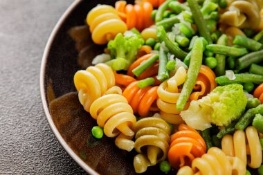 Trottole makarna sebzeler yeşil bezelye, yeşil fasulye, kohlrabi lahanası, brokoli ikinci yemek lezzetli çerez taze lezzetli gurme yemek arka planı masa kırsal gıda üst görünüm boşluk