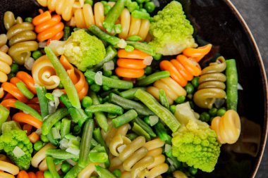 Trottole makarna sebzeler yeşil bezelye, yeşil fasulye, kohlrabi lahanası, brokoli ikinci yemek lezzetli çerez taze lezzetli gurme yemek arka planı masa kırsal gıda üst görünüm boşluk