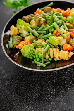 Trottole makarna sebzeler yeşil bezelye, yeşil fasulye, kohlrabi lahanası, brokoli ikinci yemek lezzetli çerez taze lezzetli gurme yemek arka planı masa kırsal gıda üst görünüm boşluk