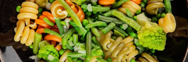 Trottole makarna sebzeler yeşil bezelye, yeşil fasulye, kohlrabi lahanası, brokoli ikinci yemek lezzetli çerez taze lezzetli gurme yemek arka planı masa kırsal gıda üst görünüm boşluk