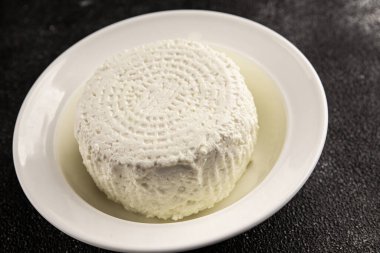 Süzme peynir mayalanmış süt ürünleri porsiyon doğal ürün lezzetli çerez lezzetli gurme yemek arkaplan masa üzerinde rustik üst görünüm fotokopi alanı keto ve paleo diyet