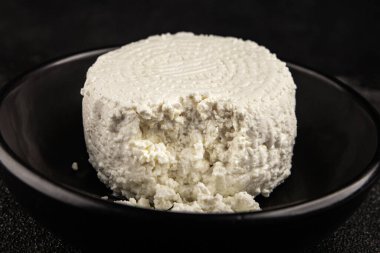 Süzme peynir mayalanmış süt ürünleri porsiyon doğal ürün lezzetli çerez lezzetli gurme yemek arkaplan masa üzerinde rustik üst görünüm fotokopi alanı keto ve paleo diyet