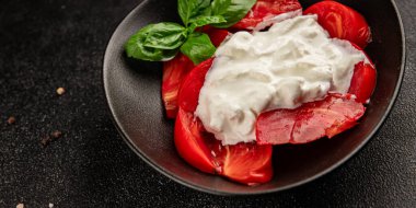 Salata strachatella ve domates porsiyonu. Doğal ürün. Lezzetli çerezler.