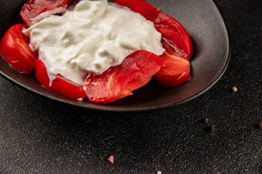 Salata strachatella ve domates porsiyonu. Doğal ürün. Lezzetli çerezler.