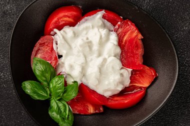 Salata strachatella ve domates porsiyonu. Doğal ürün. Lezzetli çerezler.