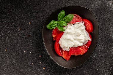 Salata strachatella ve domates porsiyonu. Doğal ürün. Lezzetli çerezler.